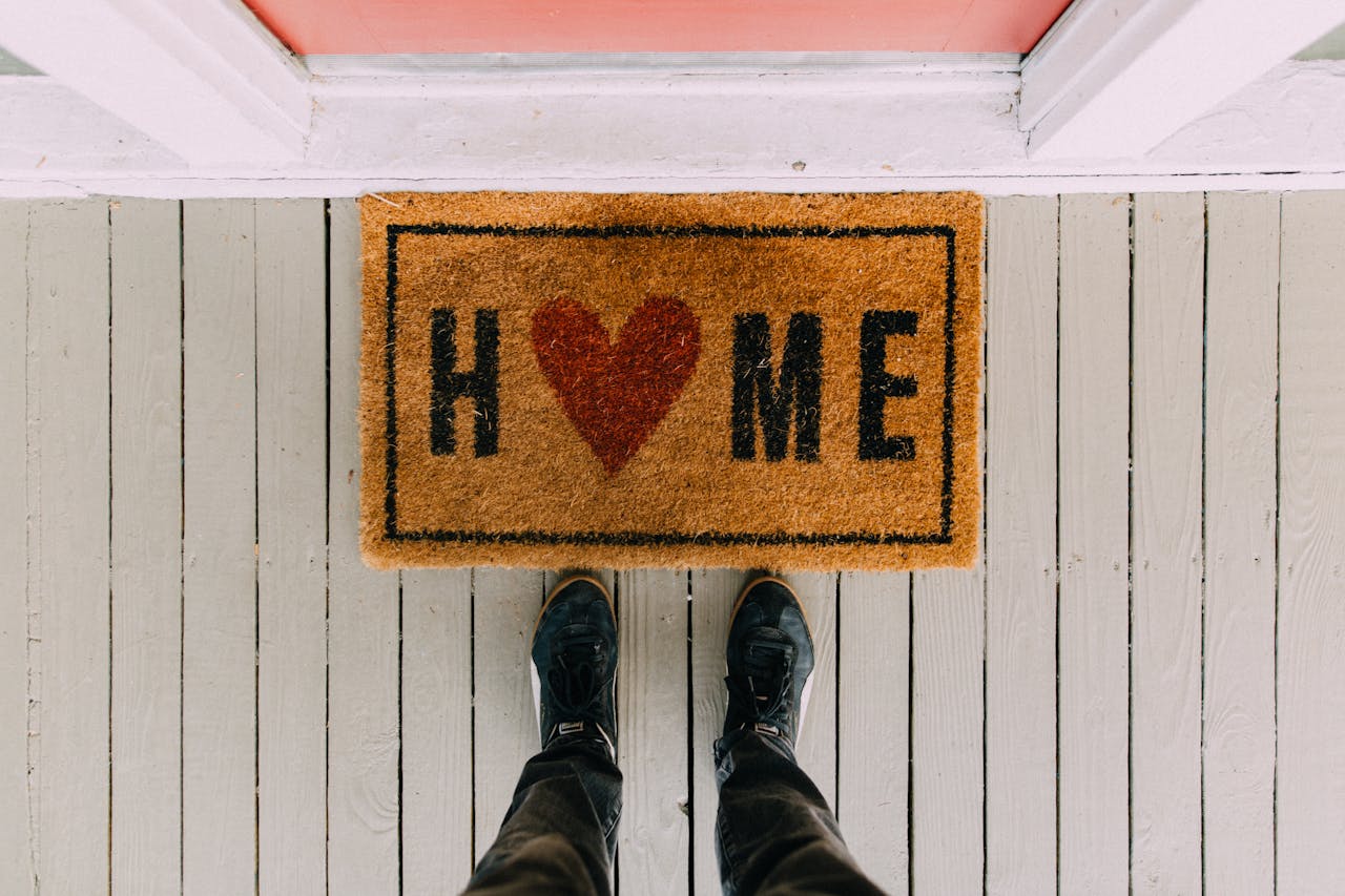 gallery-03 A creative doormat with heart motif symbolizing home at a front porch entrance.